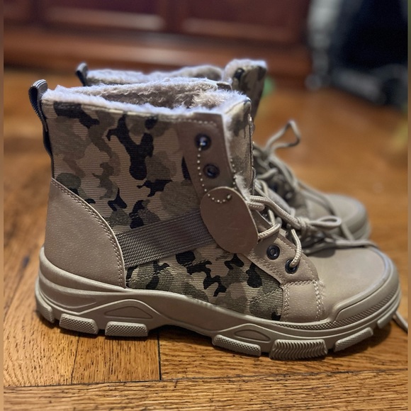 Men’s Tan Camouflage Fleece Boots - Picture 3 of 7